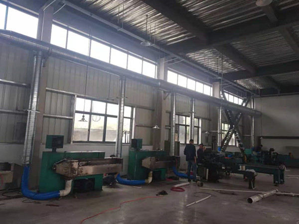 電工正在接機器設備電源
